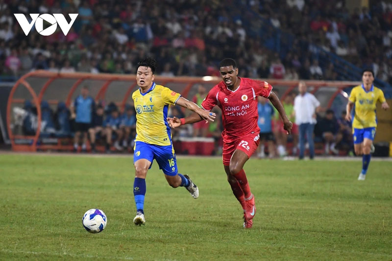 Thành Chung mắc sai lầm để Alan ghi bàn phút thứ 2